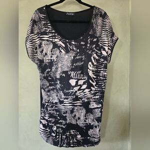 Julia Divina | Black and Tan Graphic Relaxed Tee, Size XL